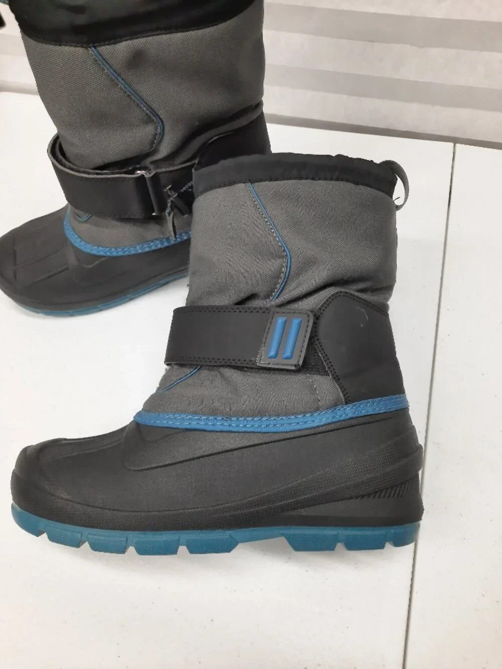 Cat & Jack Boys Size 5 Snow Boots Gray Blue Thermolite Insulated Winter Shoes